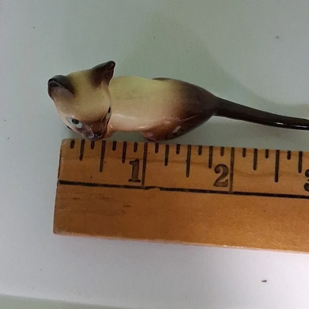 HAGEN RENAKER-Siamese Cat Standing With Tail Out Ceramic Mini Figurine.